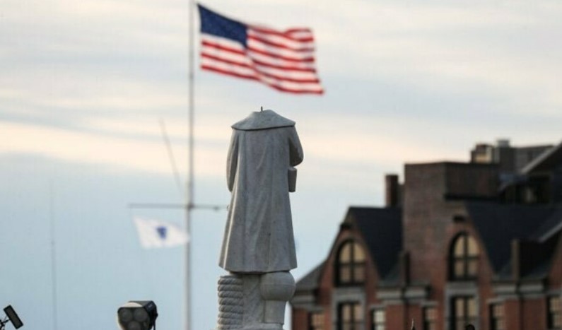 В США протестующие обезглавили статую Колумба. ВИДЕО