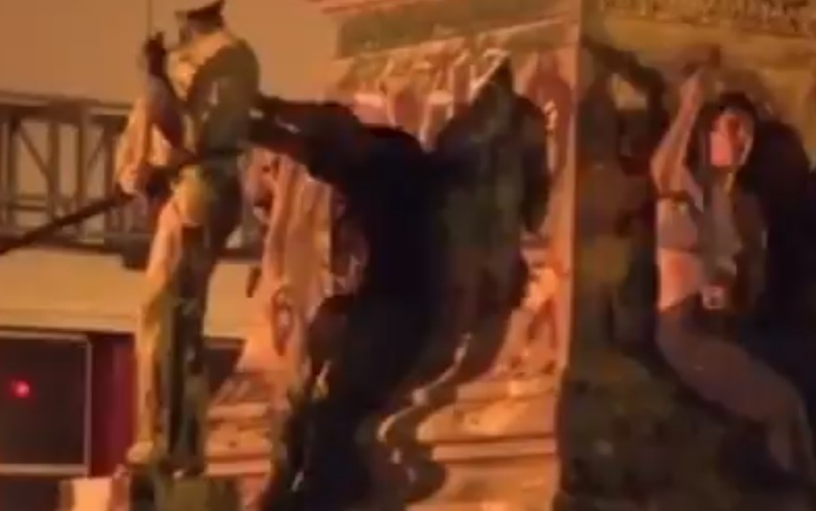 В США статуя, поваленная протестующими, размозжила голову одному из них. ВИДЕО