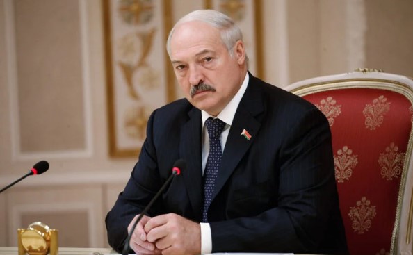 Лукашенко собирается перейти с газа на торф и опилки