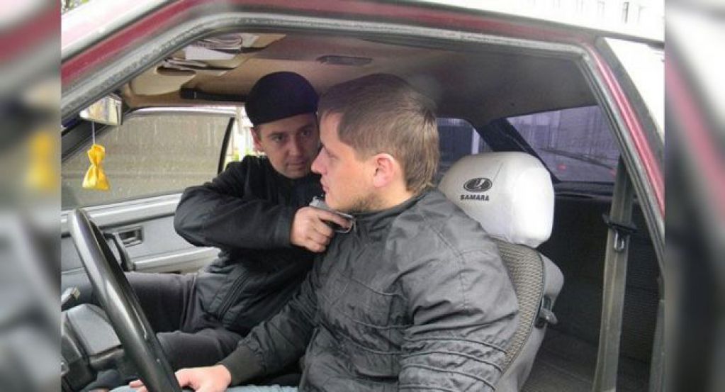Что делать водителю, если сидящий сзади пассажир набросил удавку