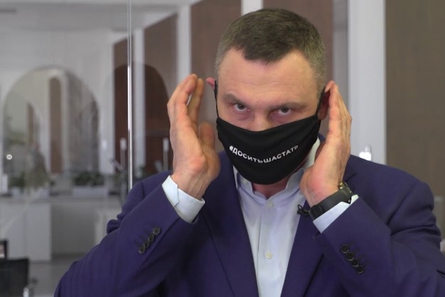 В ресторане и без маски: Кличко подловили на нарушении карантина