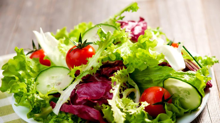 Лучше не смешивать: медики сообщили о вреде популярного салата