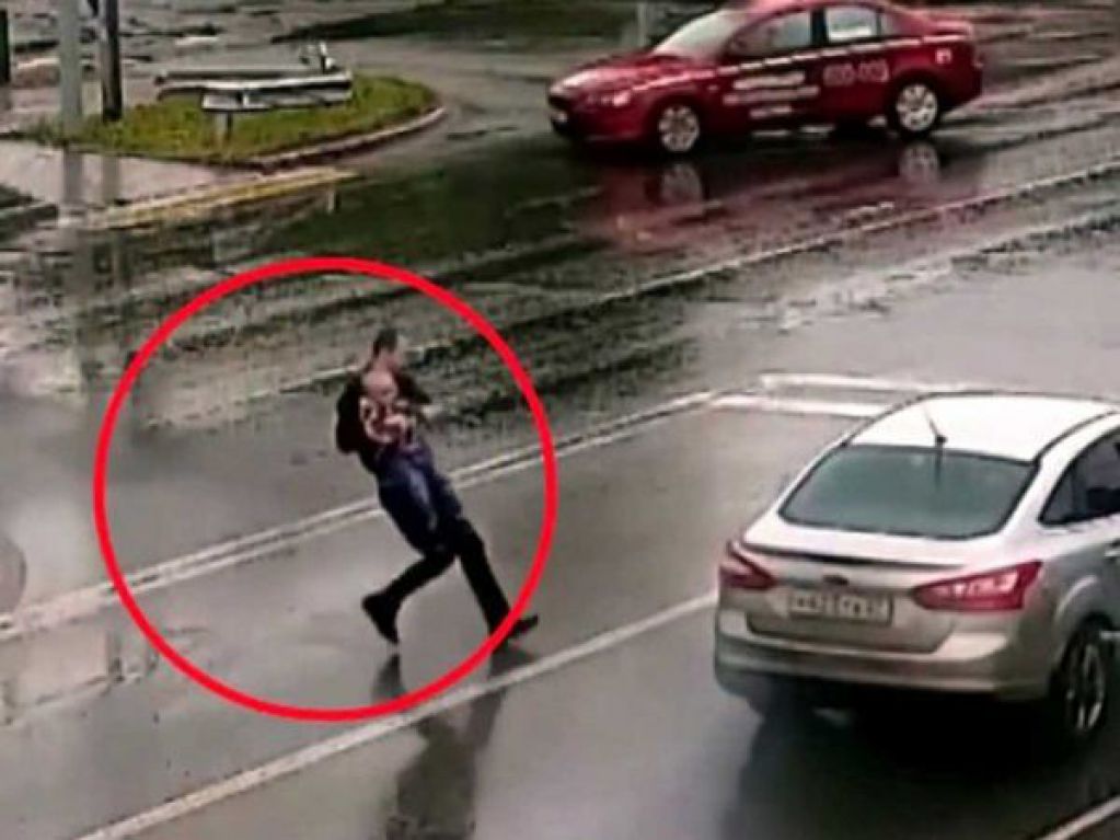 В России коп спас трехлетнего мальчугана, выпавшего из машины. ВИДЕО
