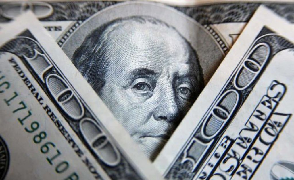 Всем работающим гражданам из-за коронавируса выплатят почти по $3 тысячи