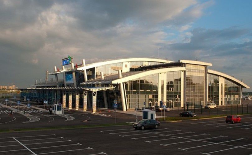 Аэропорт "Киев" отменил все рейсы