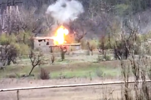На Донбассе ВСУ метким ударом уничтожили позицию снайпера боевиков. ВИДЕО