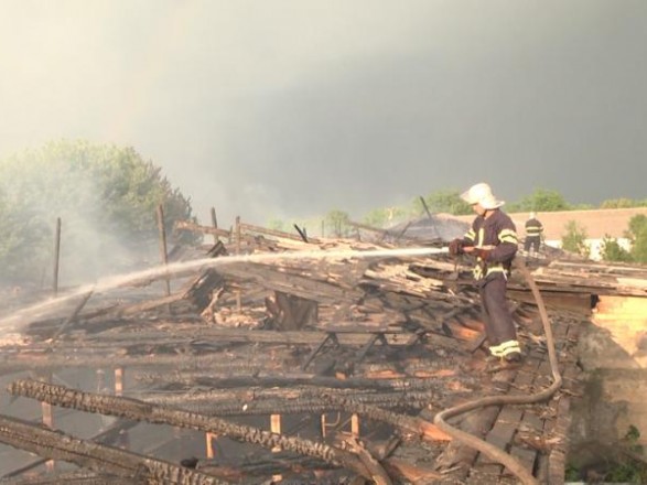 На Хмельнитчине молния устроила масштабный пожар на ферме