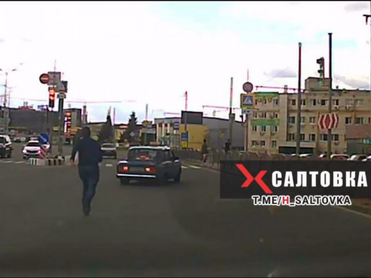 В Харькове мужчина догнал и остановил авто с водителем, потерявшим сознание. ВИДЕО