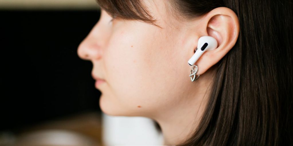 Беспроводные наушники Apple взрываются прямо в ухе: все подробности