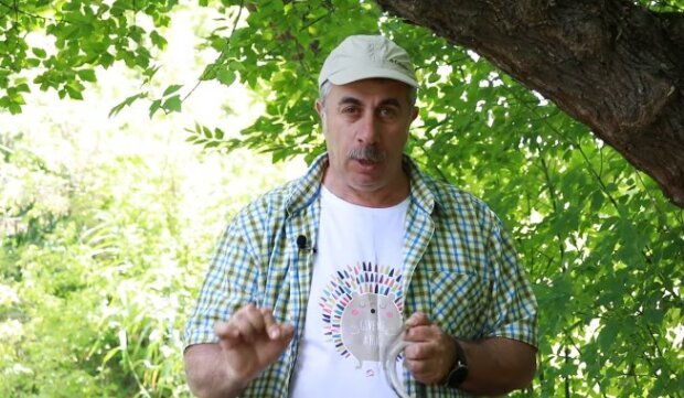 "Она не планирует вас есть": Комаровский поделился летним лайфхаком от змей