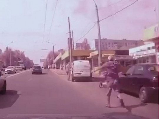 В Харькове мужчина остановил коляску с младенцем, выкатившуюся на трассу. ВИДЕО