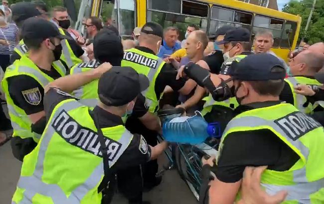 Киевские дачники устроили драку с полицией из-за строительства моста на Троещину
