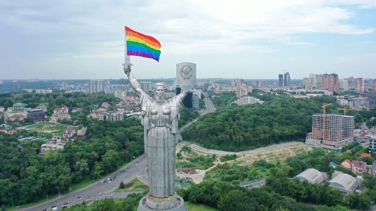 В Киеве накануне 22 июня Родину одели в цвета ЛГБТ: с чем это связано