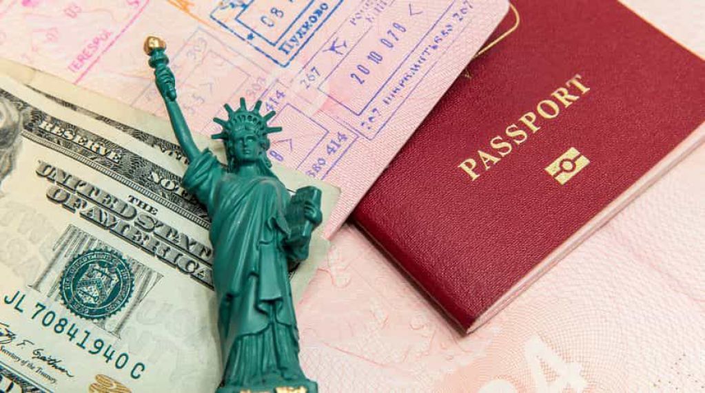Трамп остановил выдачу рабочих виз в США
