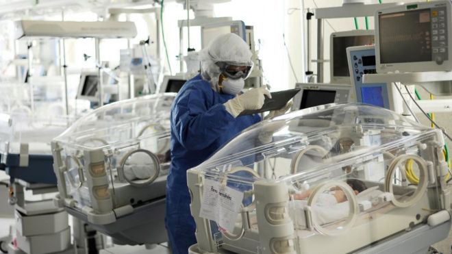Беспрецедентный случай: у новорожденных тройняшек диагностировали коронавирус