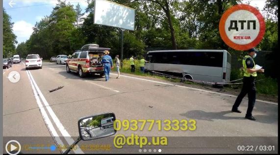 В Киеве легковушка протаранила пассажирский автобус: есть пострадавшие