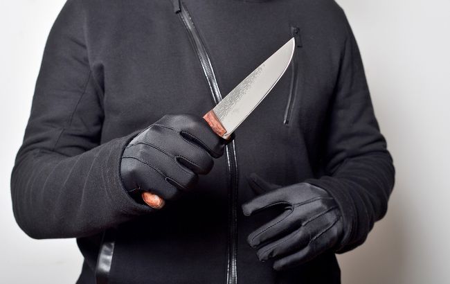 Резал без разбора: в центральной гостинице мужчина с ножом напал на постояльцев