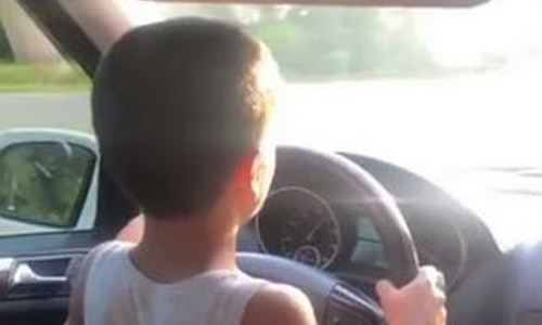 Ребенок за рулем: мужчина горд племянником и скоростью в 100 км/ч