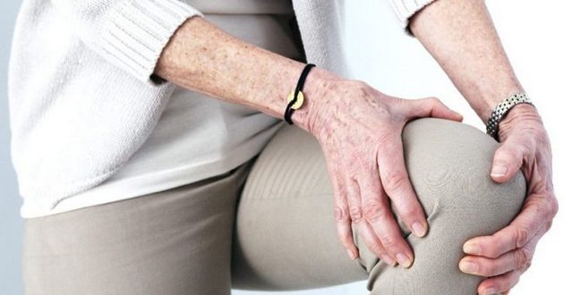 Боль в суставах не связана с коленом, лечить можно без операций и примочек