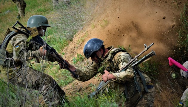 Сегодня во время обстрелов в ООС, ранены двое украинских военнослужащих