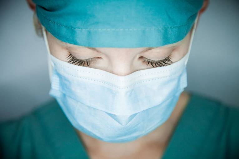 Медсестра дитбудинку в Кам'янському трусила півторарічну дитину головою вниз. ВІДЕО