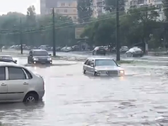 Одесса погрузилась под воду: ливень затопил центр города