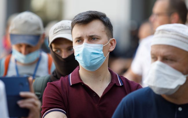 Коронавирус в Украине продолжает зверствовать: выявлено почти 900 новых случаев