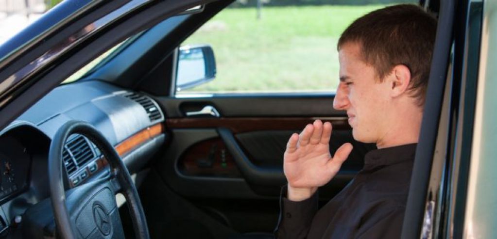Как быстро избавиться от неприятного запаха в салоне авто
