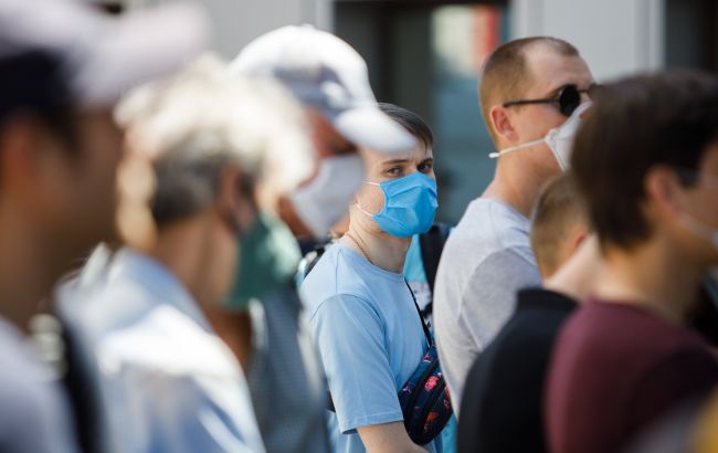 За сутки в Украине заразились коронавирусом почти 900 человек