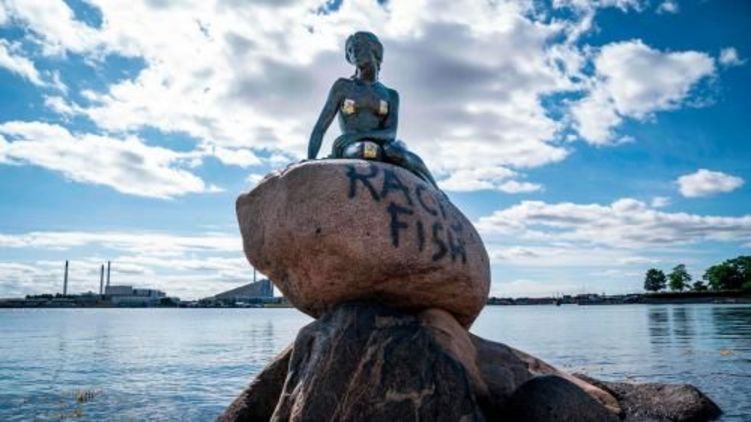 Знаменитую Русалочку в Копенгагене обозвали "расистской рыбой"