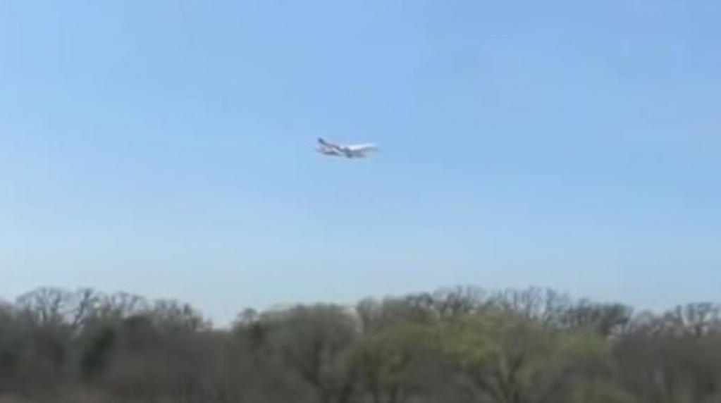 В Сеть выложили ВИДЕО, на котором самолет "завис" в воздухе 