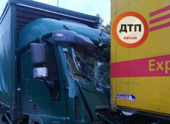 Погиб мгновенно: в Киеве водитель попал в страшное ДТП