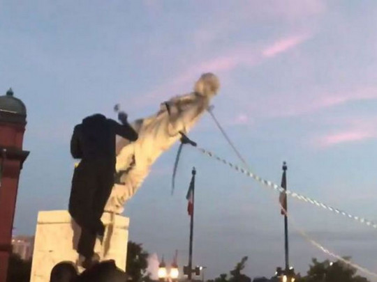 В США протестующие утопили еще один памятник Колумбу. ВИДЕО