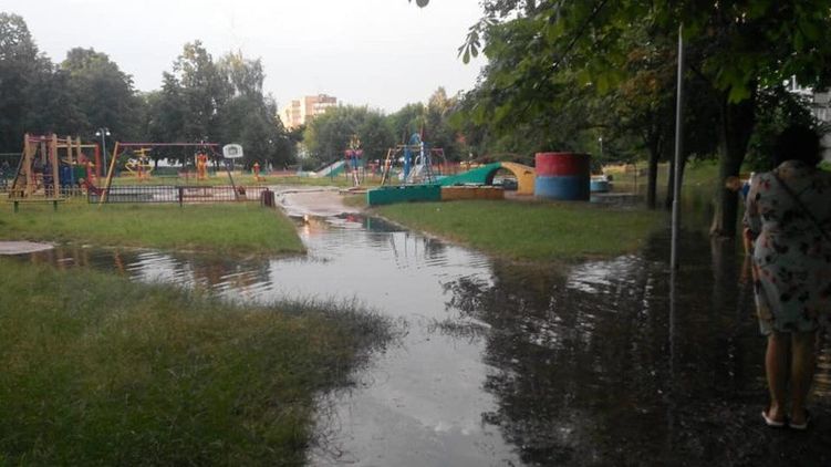 В Черкассах улицы затопил мощный ливень. ВИДЕО