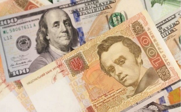 В обменники бежать рано: украинцев предупредили о приятном курсе доллара