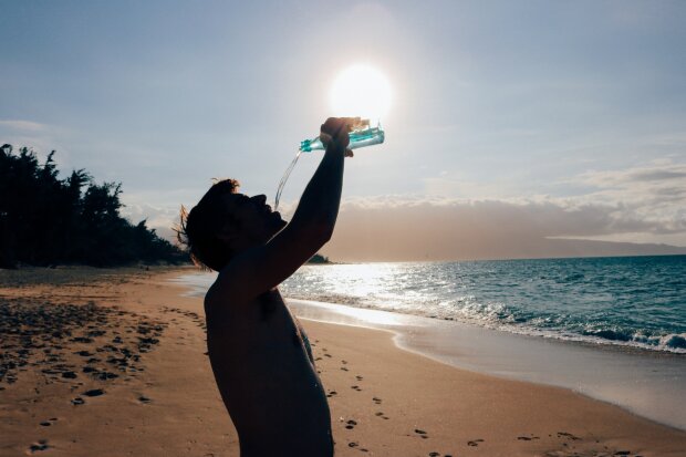 Сколько воды надо выпивать в день: медики разрушили популярные мифы