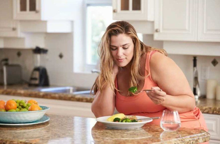Названы продукты, которые провоцируют лишний вес у женщин за 40