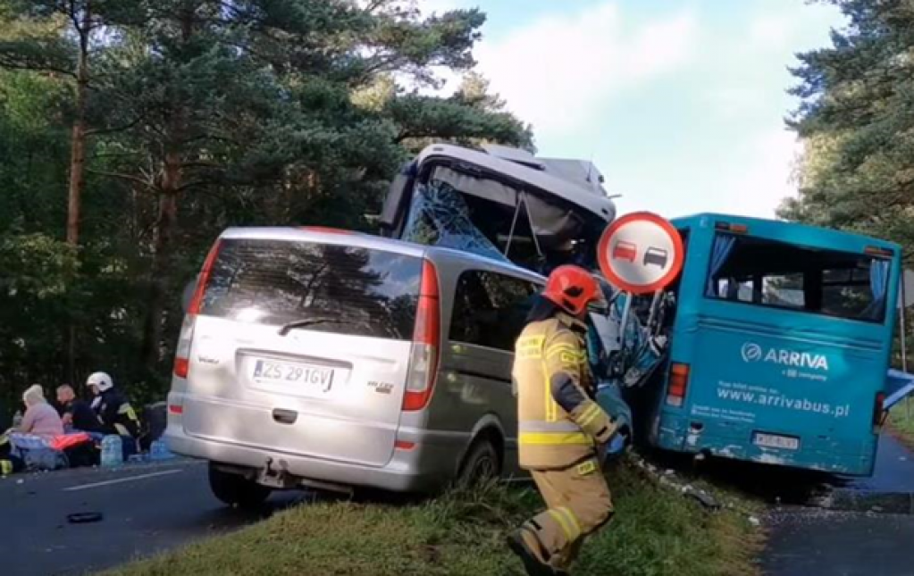 Два пассажирских автобуса схлестнулись в опасном вальсе, зацепив микроавтобус: есть пострадавшие