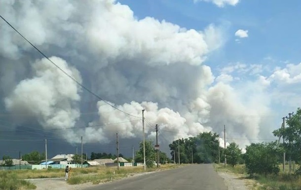 На Луганщине срочно эвакуируют людей: пожаром охвачен целый поселок