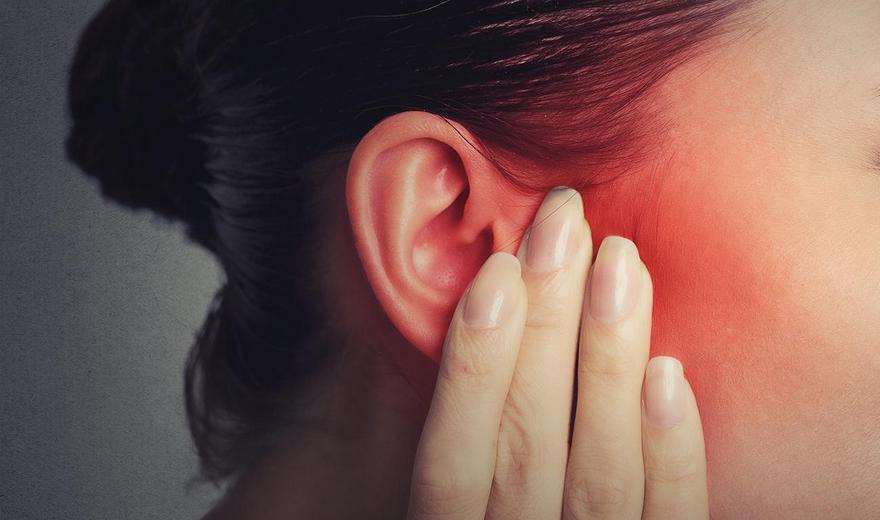 Как успокоить боль в ухе: 4 испытанных способа