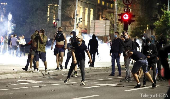 Камни, файеры и штурм парламента. COVID-19 вывел людей на улицы, полиция применила слезоточивый газ. ФОТО, ВИДЕО