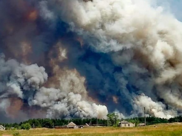 Названы три основных версии масштабного возгорания на Луганщине