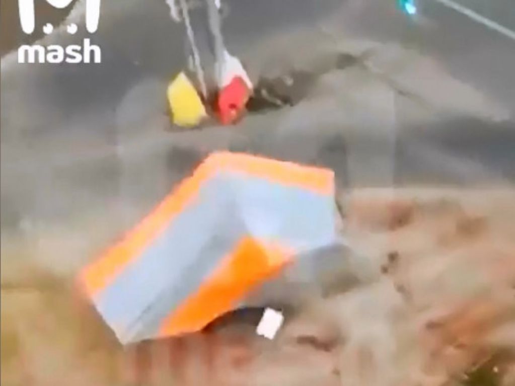 В Москве сильный ветер унес палатку вместе с продавщицей. ВИДЕО