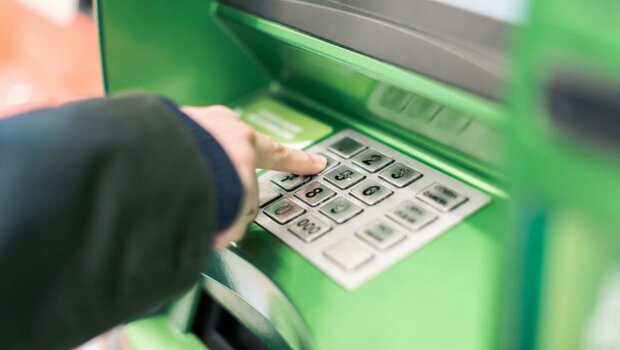 Просто прикрыть клавиатуру мало: как правильно пользоваться банкоматом