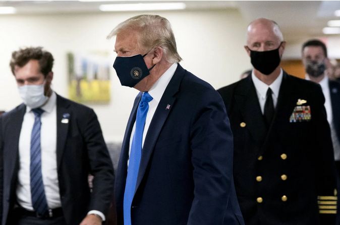 Пандемия заставила: Трамп впервые надел маску. ВИДЕО
