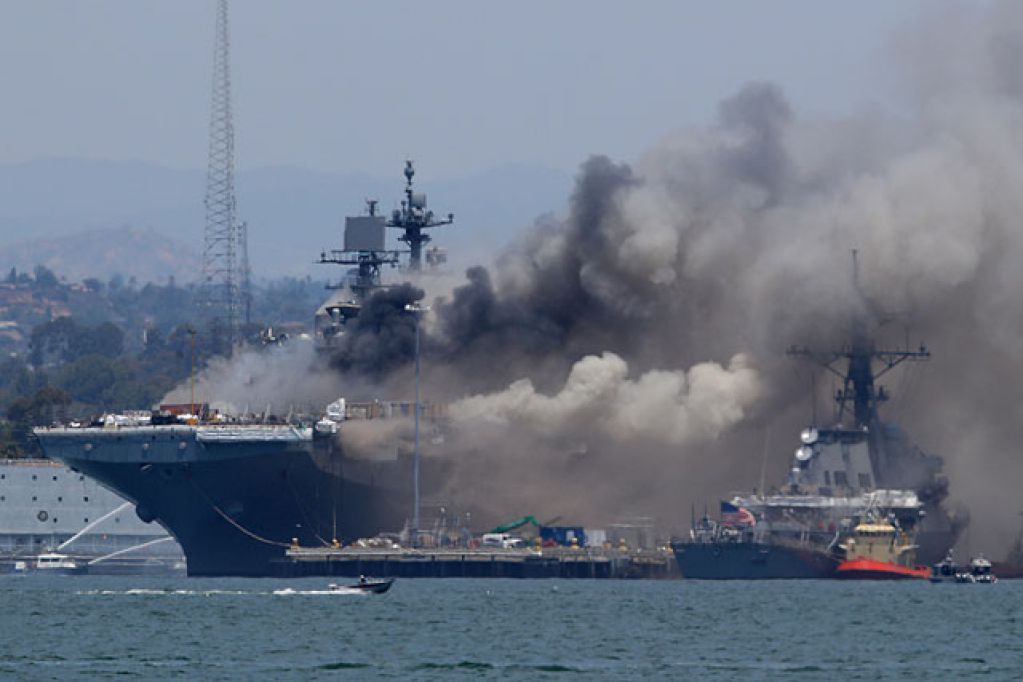 Взрыв, пожар и море крови: в США горит корабль ВМС, есть погибшие