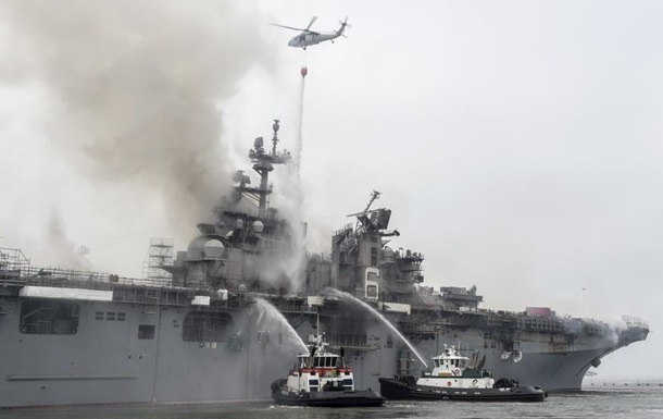 В США продолжается тушение загоревшегося военного корабля: ситуация ухудшается