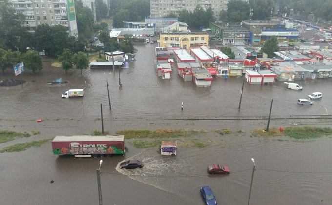 Харьков поплыл: машины превратились в корабли, а люди плавают на матрасах по улицам. ФОТО, ВИДЕО