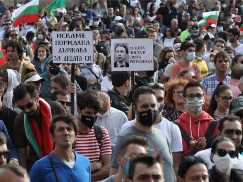Требуют отставки председателя Совета министров: протестующие набросились на полициейских