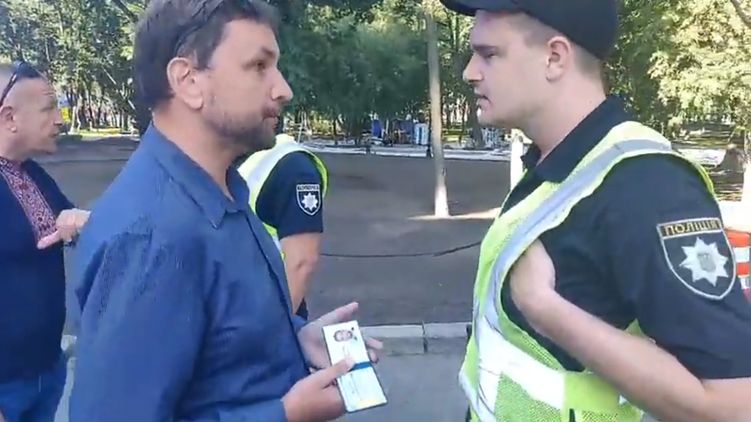 Видео потасовки Вятровича с полицейскими выложили в Сеть